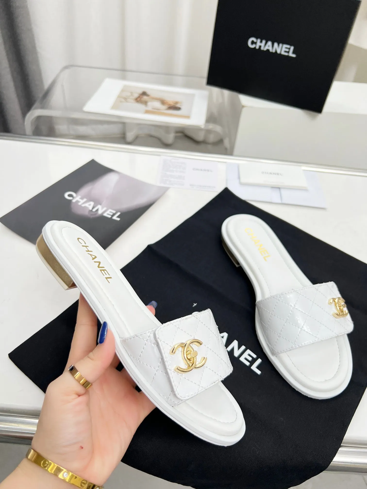 👟👟Ex-factory price 400👟👟 Genuine leather outsole Chanel24👟👟Ex-factory price Chanel 2024 spring and summer new Mier slippers, a summer must-have, goddess series, with the elegant and ladylike temperament of the Chan family, super durable and irresistible. The upper is made of original molded hardware buckles and electric embroidery, and the sheepskin lining is soft and comfortable. 🇮🇹 ▪️Size: 35-41